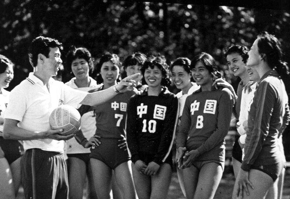 历经袁伟民、陈忠和、郎平等一代代中国女排优秀教练员的言传身教-第2张图片-
