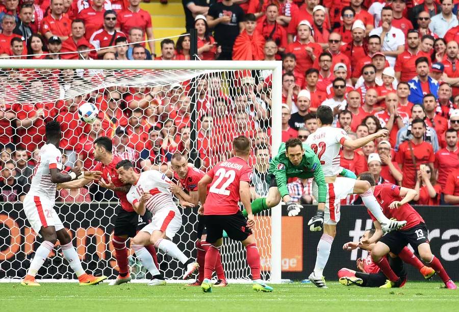 3.阿尔巴尼亚是欧洲杯历史上第4支首战拿到红牌的球队-第2张图片-